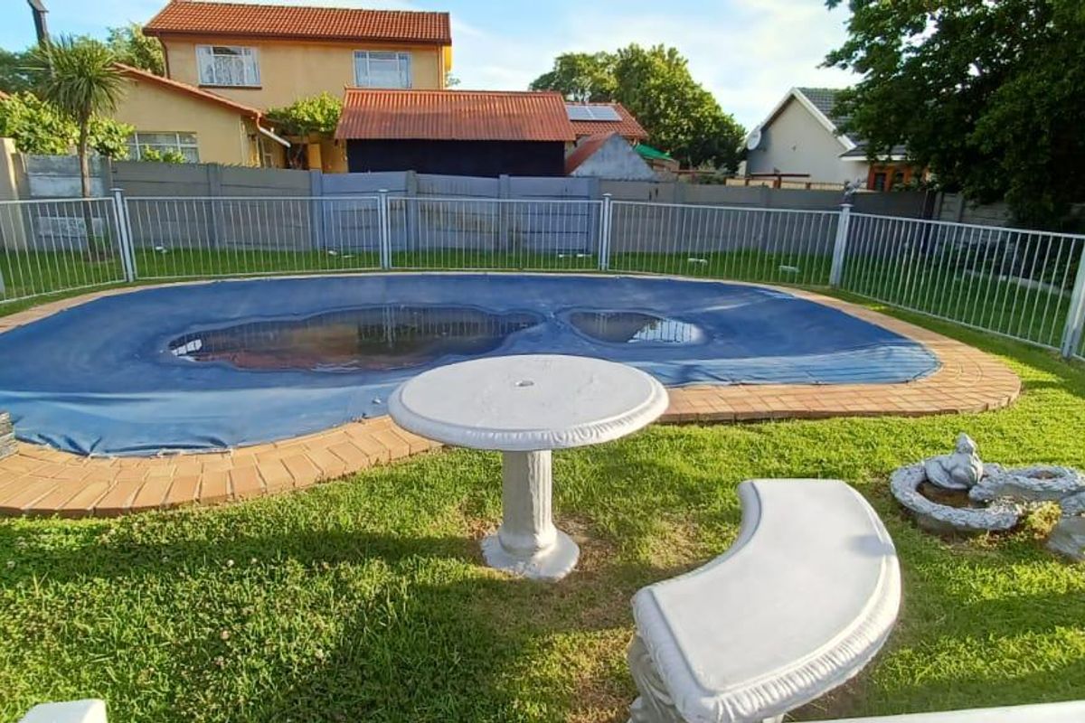 4 bedrooms, 4 carports, pool & braai area - Photo 2