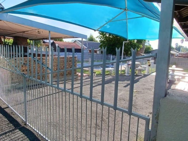 4 bedrooms, 4 carports, pool & braai area - Photo 3