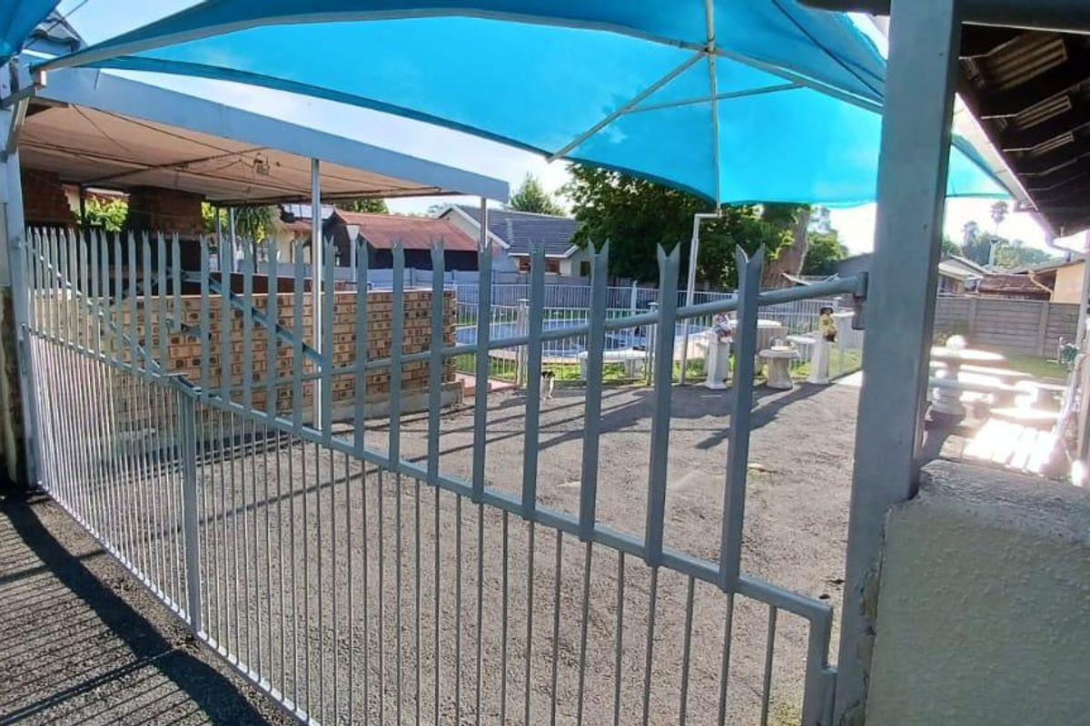 4 bedrooms, 4 carports, pool & braai area - Photo 3