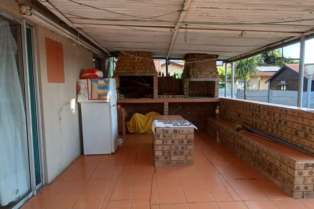 4 bedrooms, 4 carports, pool & braai area - Photo 4