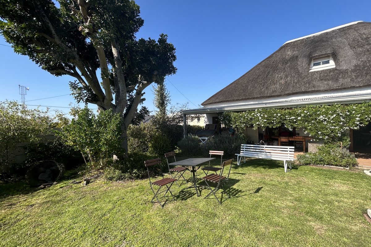 Charming Cape Dutch Home with Stunning Views in Napier - Photo 5