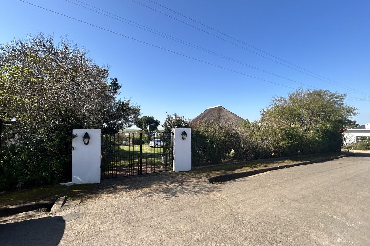 Charming Cape Dutch Home with Stunning Views in Napier - Photo 4