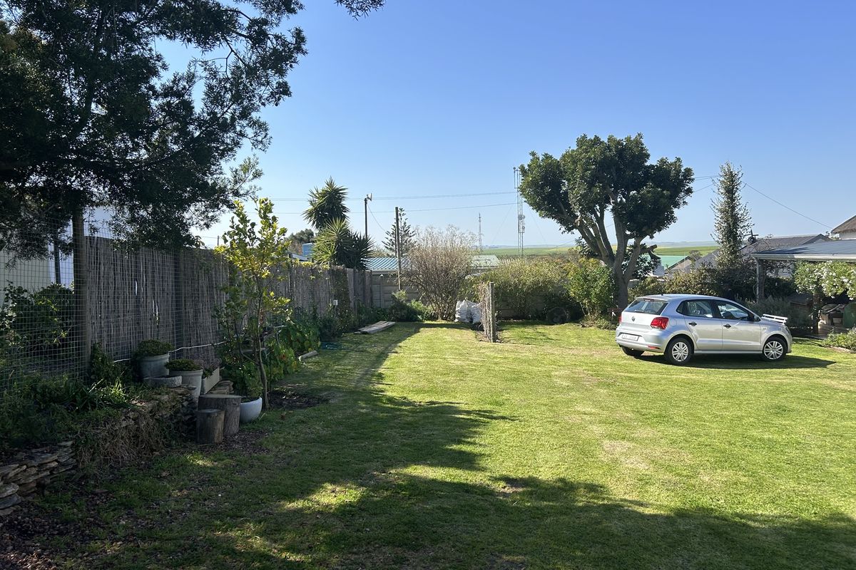 Charming Cape Dutch Home with Stunning Views in Napier - Photo 3