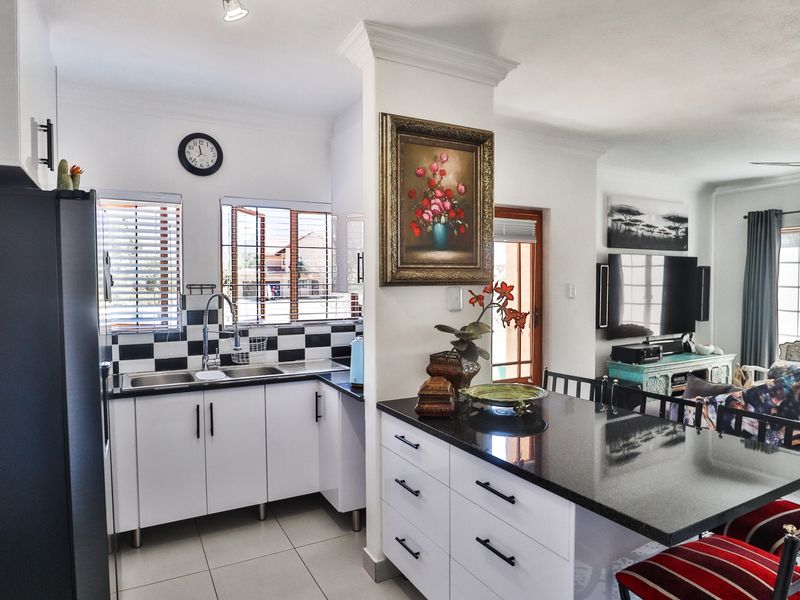 Just move in and relax in this beautifully finished home - Photo 5