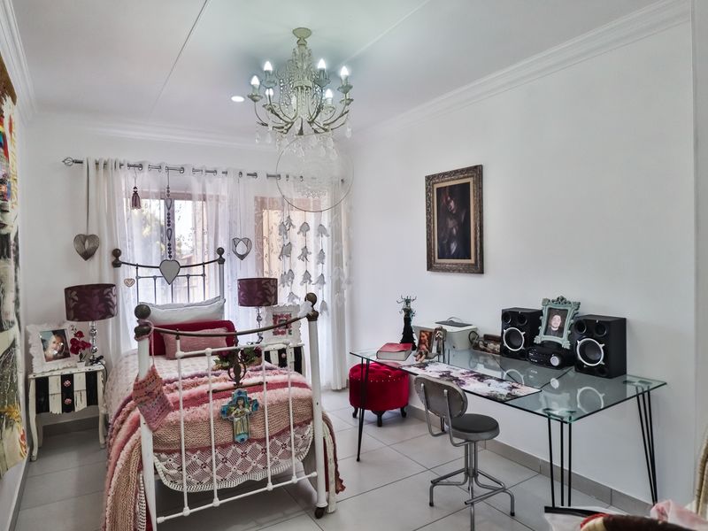 Just move in and relax in this beautifully finished home - Photo 9