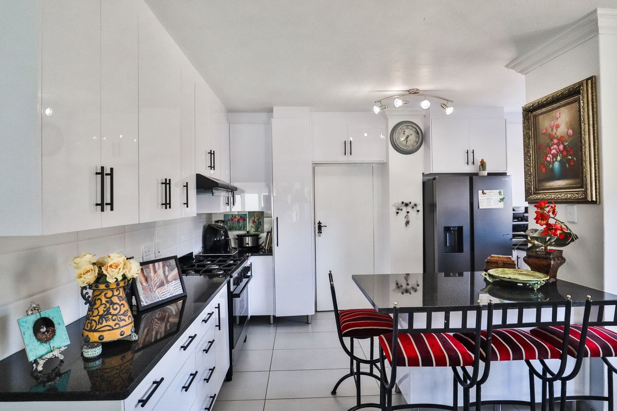 Just move in and relax in this beautifully finished home - Photo 2