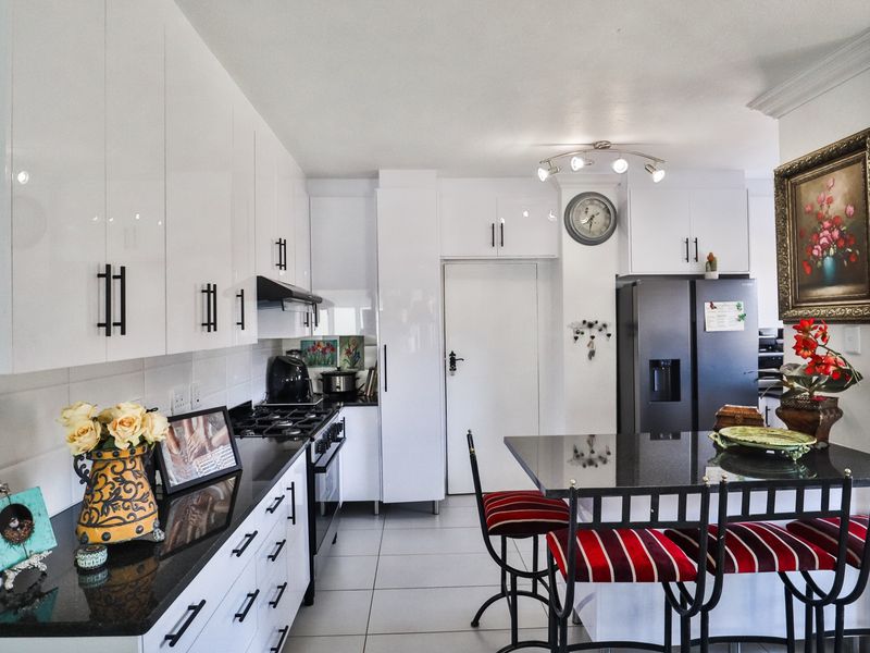 Just move in and relax in this beautifully finished home - Photo 7