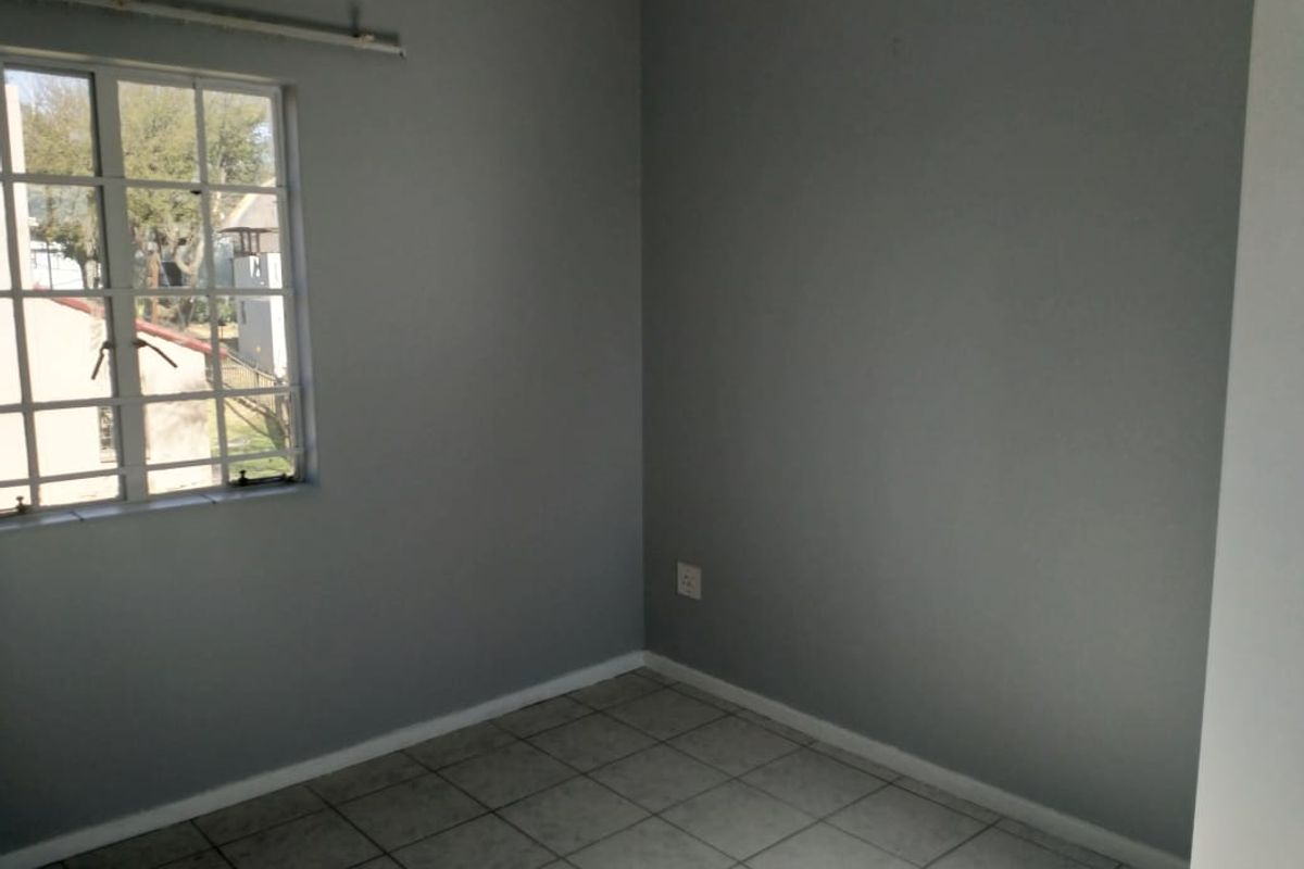 Charming 1 bed, 1 bath, 1 carport unit in Sharonlea - Photo 4