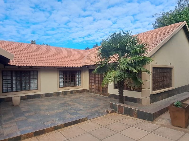 Stylish Entertainer Close To Local Attractions - Photo 1