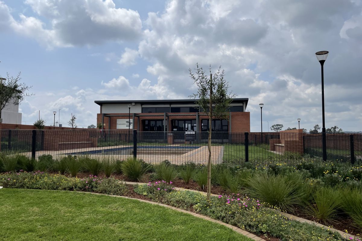 Modern Double-Story 4 Bedroom Home in Fountainbrook Estate - Photo 4