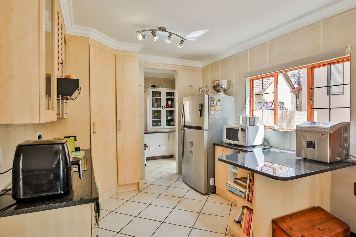 Beautiful  Freestanding Townhouse!!! - Photo 4