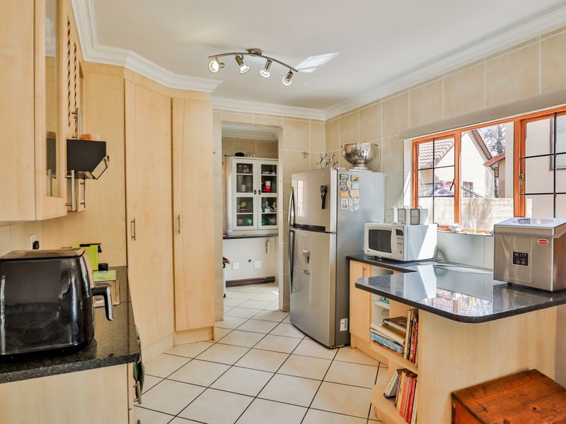 Beautiful  Freestanding Townhouse!!! - Photo 4