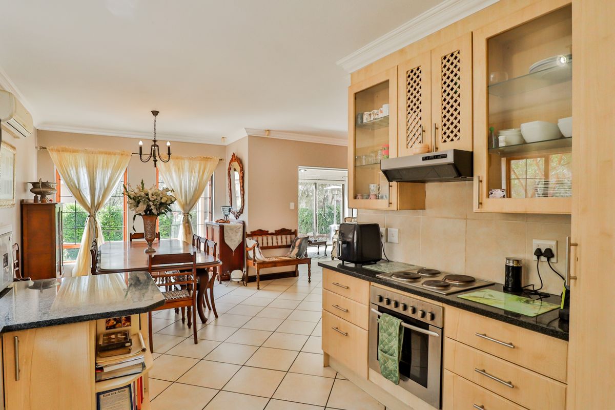 Beautiful  Freestanding Townhouse!!! - Photo 3