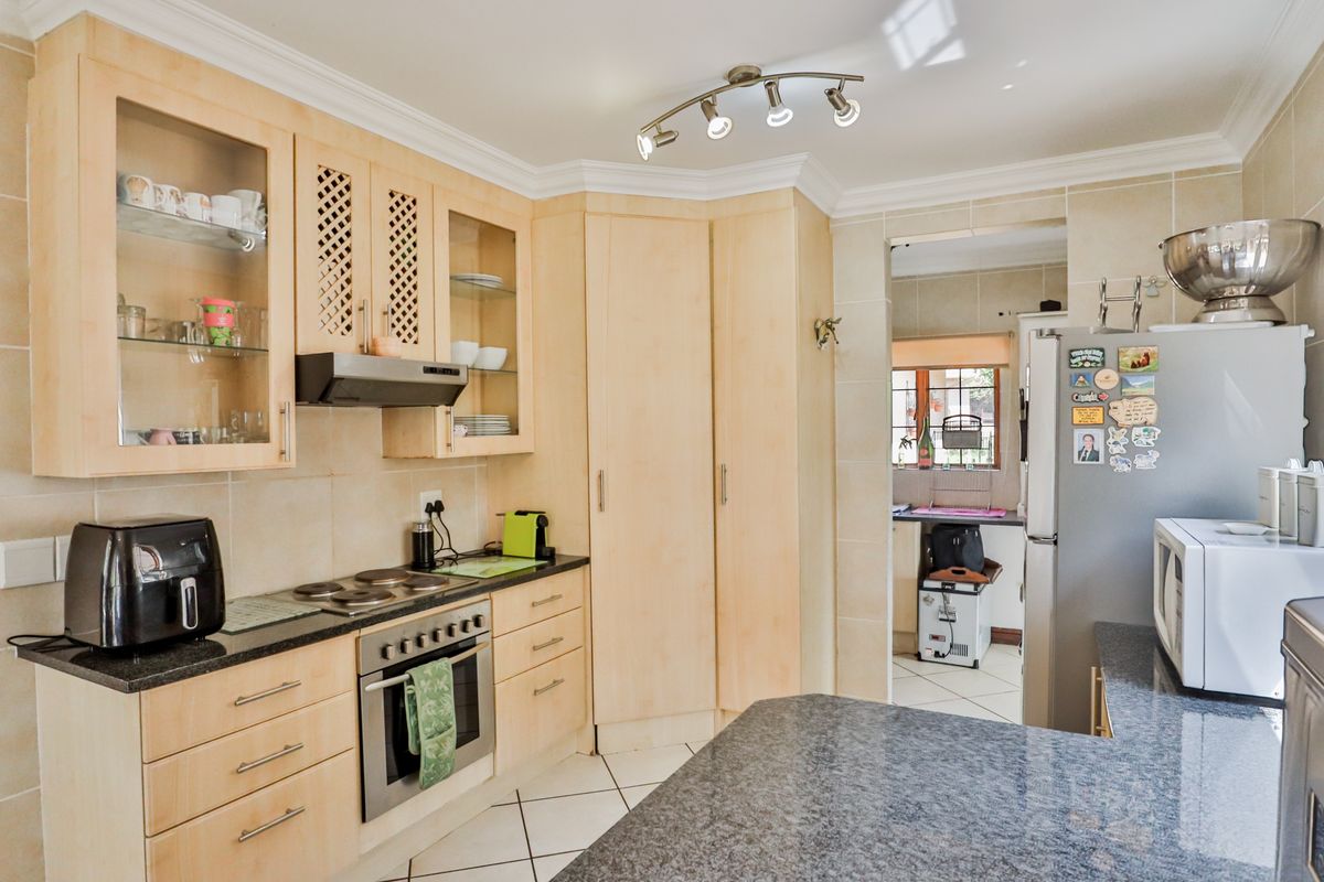 Beautiful  Freestanding Townhouse!!! - Photo 5