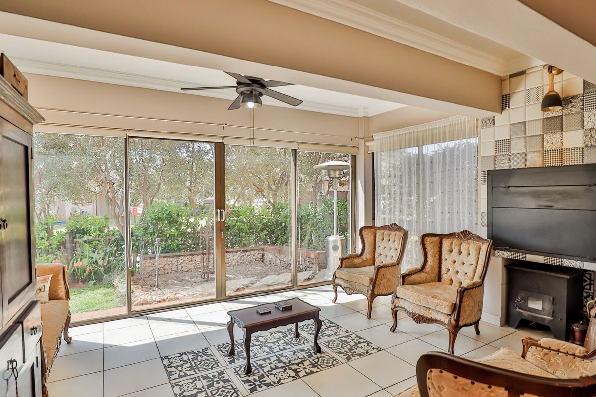Beautiful  Freestanding Townhouse!!! - Photo 2