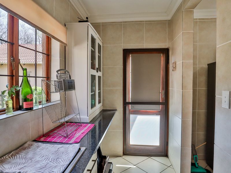 Beautiful  Freestanding Townhouse!!! - Photo 7