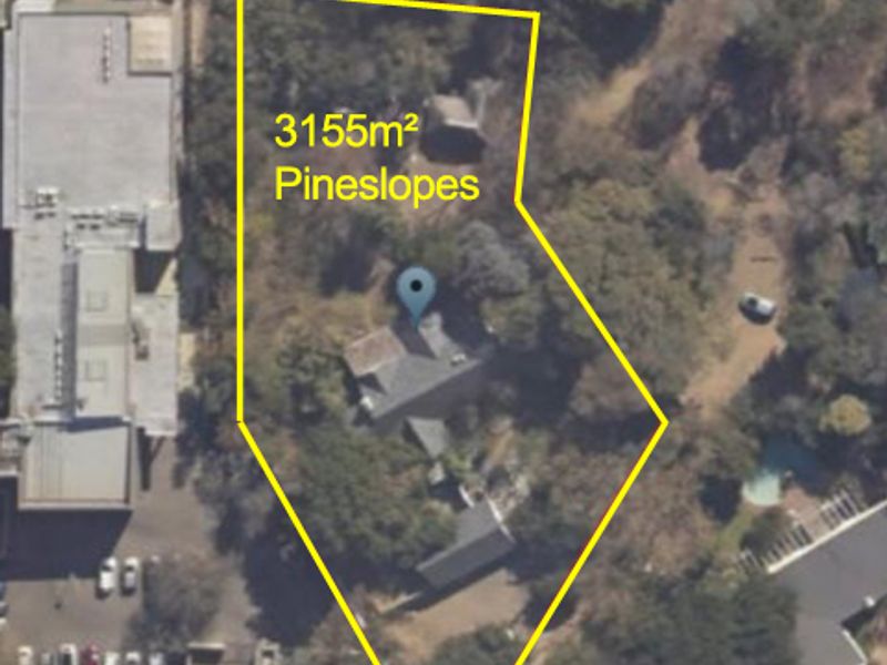 Aerial view of a 3155m2 residential land plot in Pineslopes, showing existing vegetation and site boundaries.