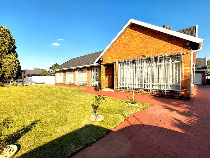 Your Dream Family Home Awaits you - Space, Style & Sophistication. A Parkrand Family Gem! - Photo 2