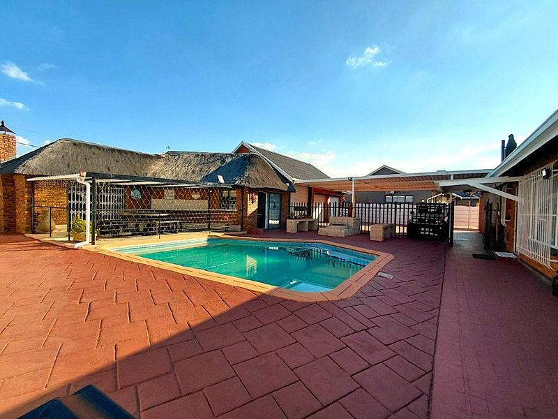 Your Dream Family Home Awaits you - Space, Style & Sophistication. A Parkrand Family Gem! - Photo 3