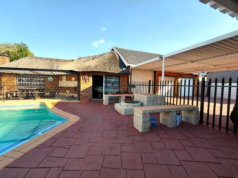 Your Dream Family Home Awaits you - Space, Style & Sophistication. A Parkrand Family Gem! - Photo 5