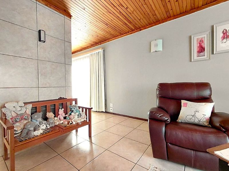 Your Dream Family Home Awaits you - Space, Style & Sophistication. A Parkrand Family Gem! - Photo 10