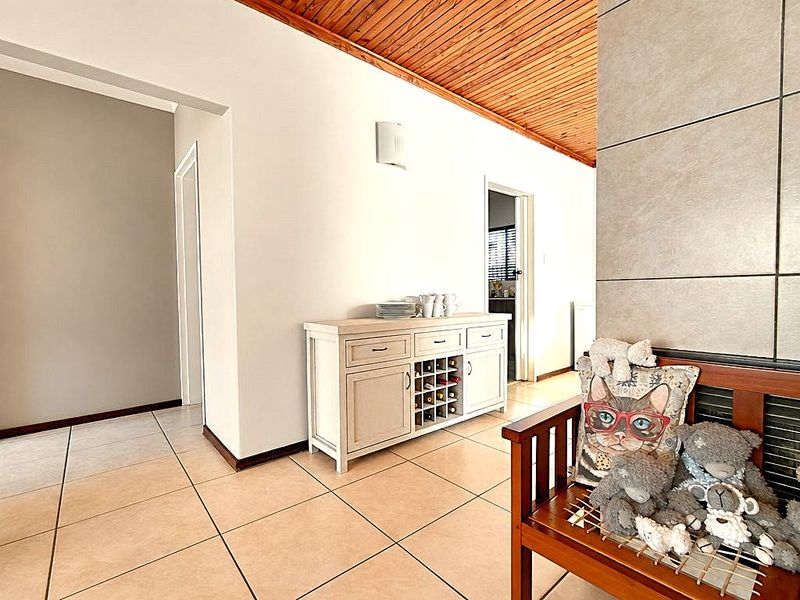 Your Dream Family Home Awaits you - Space, Style & Sophistication. A Parkrand Family Gem! - Photo 9