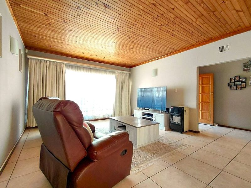Your Dream Family Home Awaits you - Space, Style & Sophistication. A Parkrand Family Gem! - Photo 8