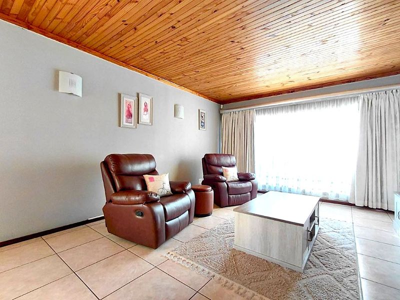 Your Dream Family Home Awaits you - Space, Style & Sophistication. A Parkrand Family Gem! - Photo 7