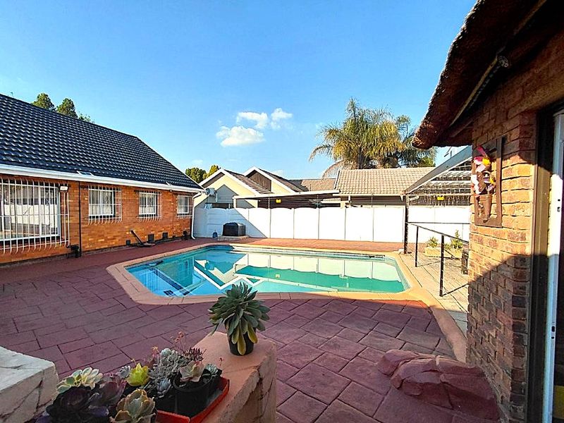 Your Dream Family Home Awaits you - Space, Style & Sophistication. A Parkrand Family Gem! - Photo 4