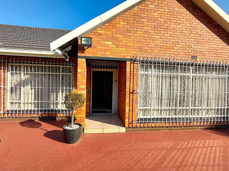 Your Dream Family Home Awaits you - Space, Style & Sophistication. A Parkrand Family Gem! - Photo 6