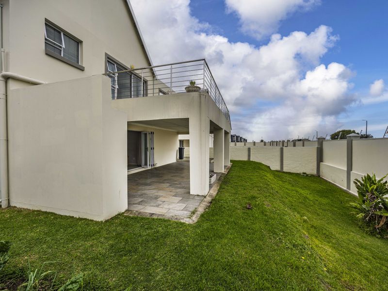 4 Bedroom Townhouse For Sale in Gonubie - Photo 5