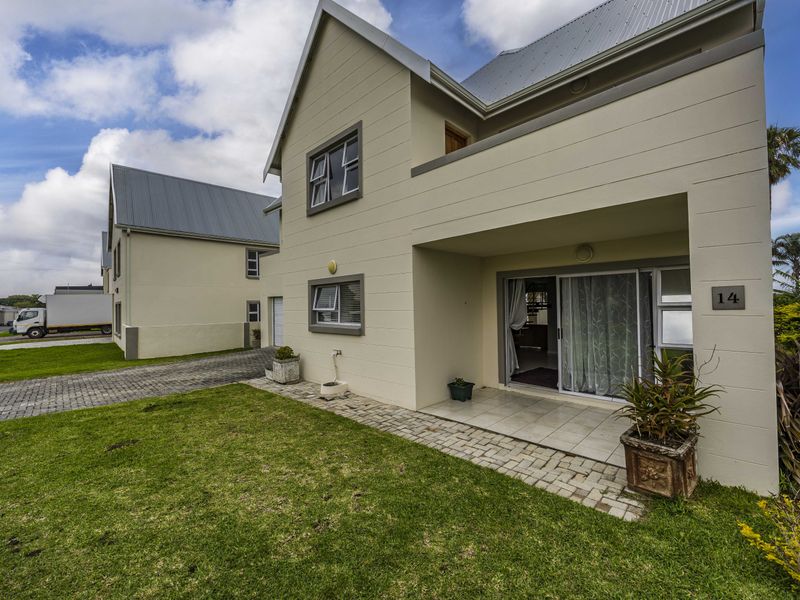 4 Bedroom Townhouse For Sale in Gonubie - Photo 3