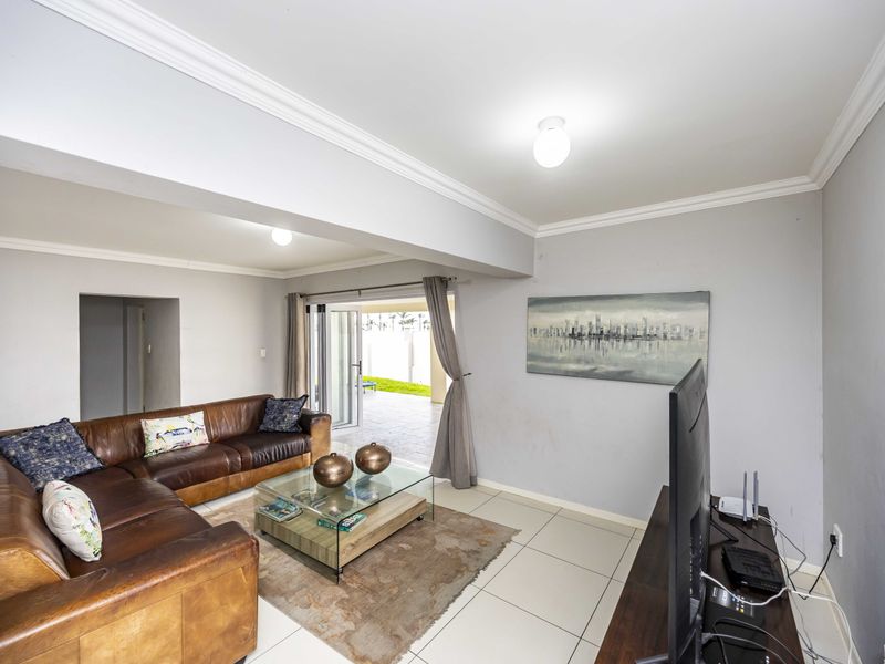 4 Bedroom Townhouse For Sale in Gonubie - Photo 9
