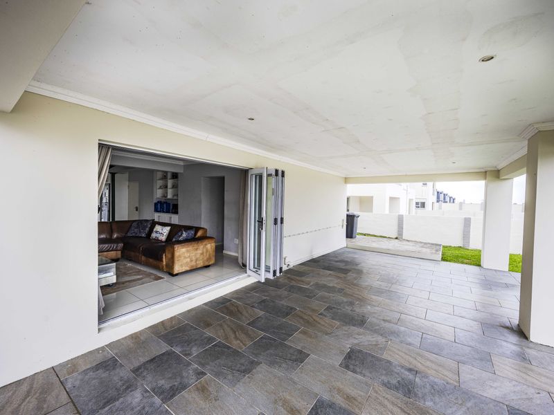 4 Bedroom Townhouse For Sale in Gonubie - Photo 6