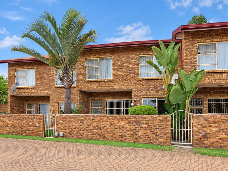 Stunning and very neat 3 Bedroom Duplex in a secure complex in Bonero Park - Photo 2