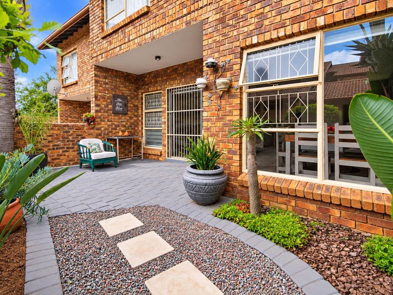 Stunning and very neat 3 Bedroom Duplex in a secure complex in Bonero Park - Photo 3