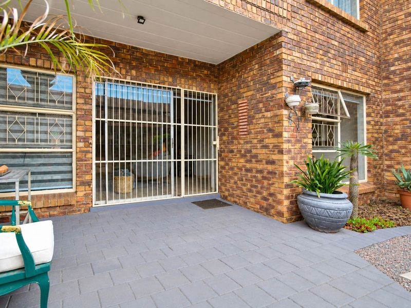Stunning and very neat 3 Bedroom Duplex in a secure complex in Bonero Park - Photo 4