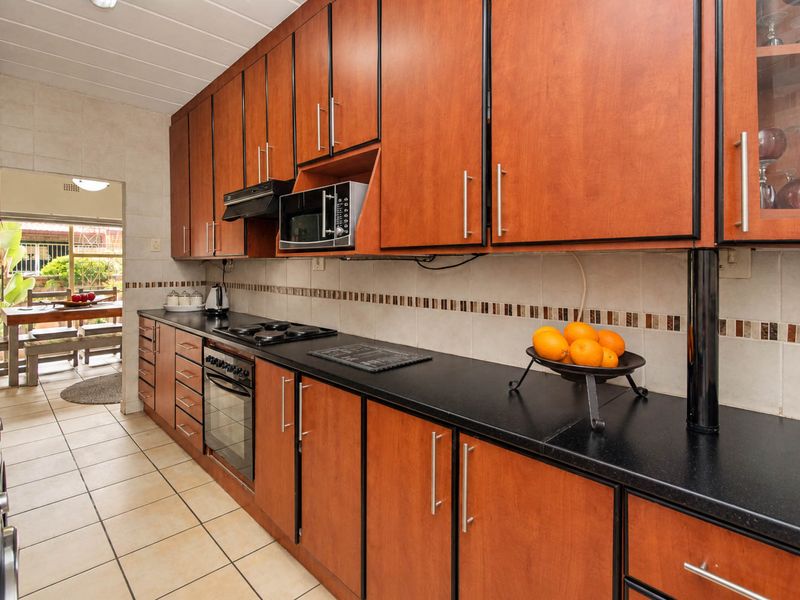 Stunning and very neat 3 Bedroom Duplex in a secure complex in Bonero Park - Photo 10
