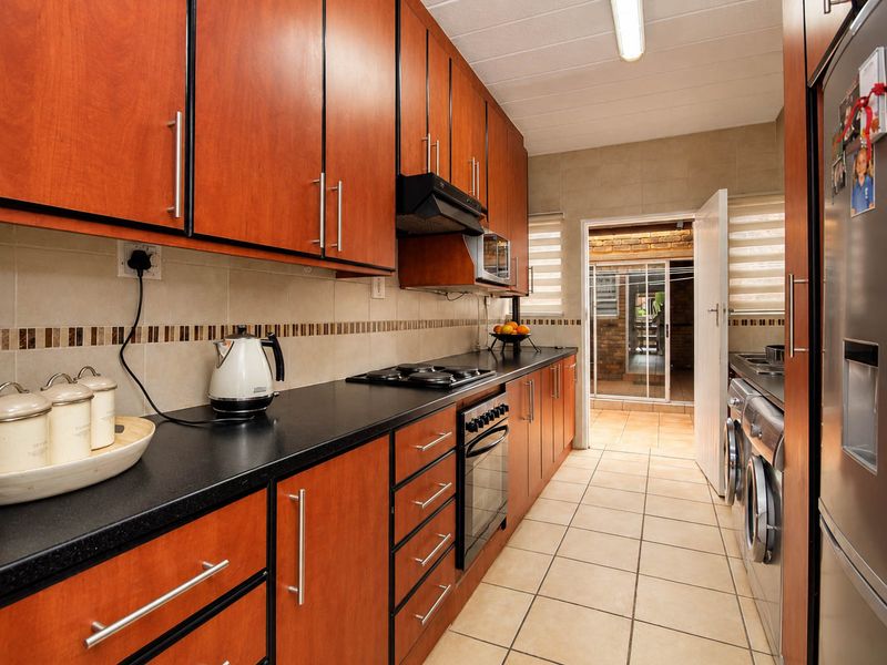 Stunning and very neat 3 Bedroom Duplex in a secure complex in Bonero Park - Photo 9