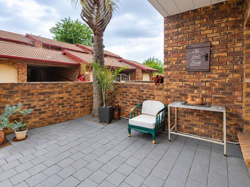Stunning and very neat 3 Bedroom Duplex in a secure complex in Bonero Park - Photo 5