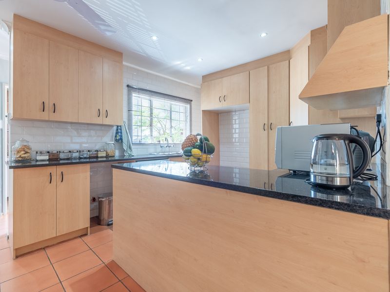 Spacious 2-Bedroom Home with Versatile Garage and Private Garden in Sundowner - Photo 2