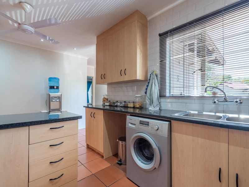 Spacious 2-Bedroom Home with Versatile Garage and Private Garden in Sundowner - Photo 5