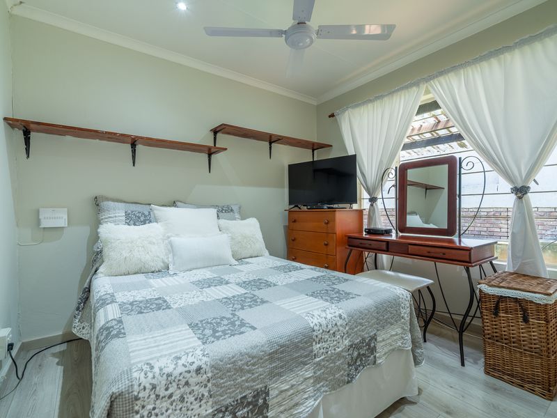Spacious 2-Bedroom Home with Versatile Garage and Private Garden in Sundowner - Photo 10