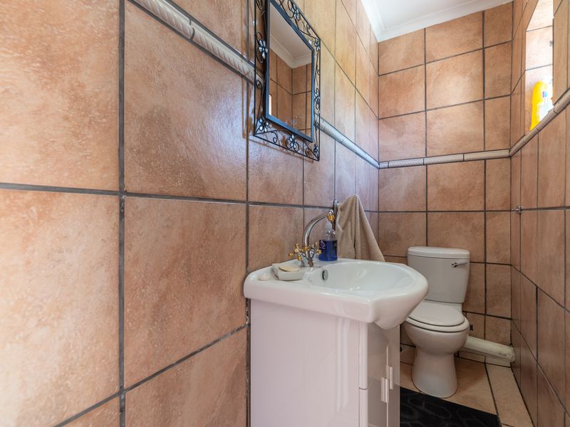 Spacious 2-Bedroom Home with Versatile Garage and Private Garden in Sundowner - Photo 8