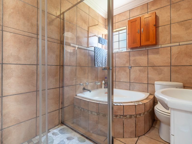 Spacious 2-Bedroom Home with Versatile Garage and Private Garden in Sundowner - Photo 9
