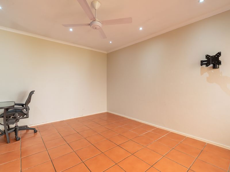 Spacious 2-Bedroom Home with Versatile Garage and Private Garden in Sundowner - Photo 6
