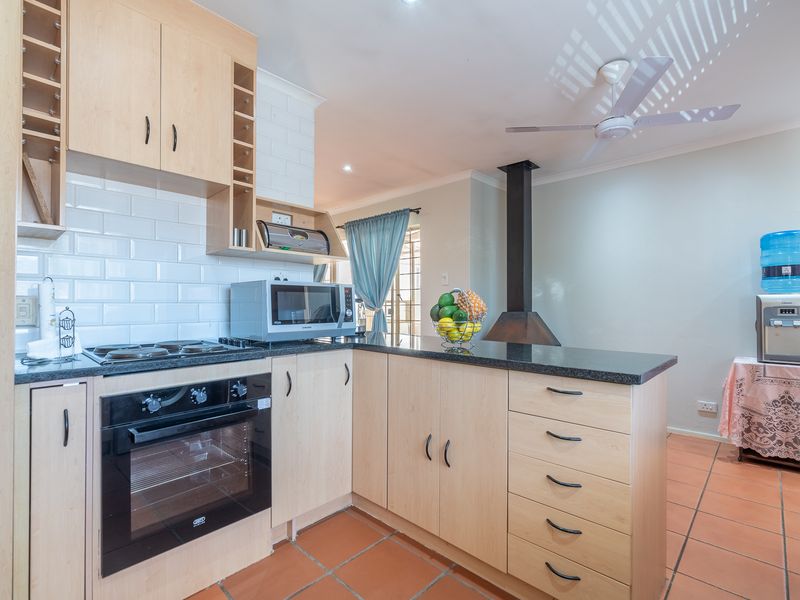 Spacious 2-Bedroom Home with Versatile Garage and Private Garden in Sundowner - Photo 3