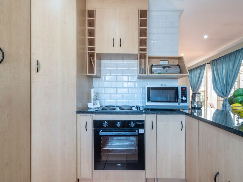 Spacious 2-Bedroom Home with Versatile Garage and Private Garden in Sundowner - Photo 4