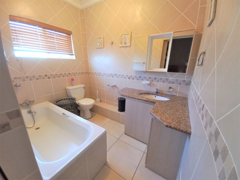 Spacious 3-Bedroom Holiday Unit | Heart of Uvongo - Photo 9