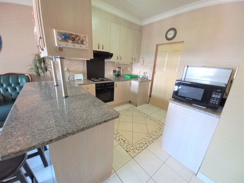 Spacious 3-Bedroom Holiday Unit | Heart of Uvongo - Photo 4